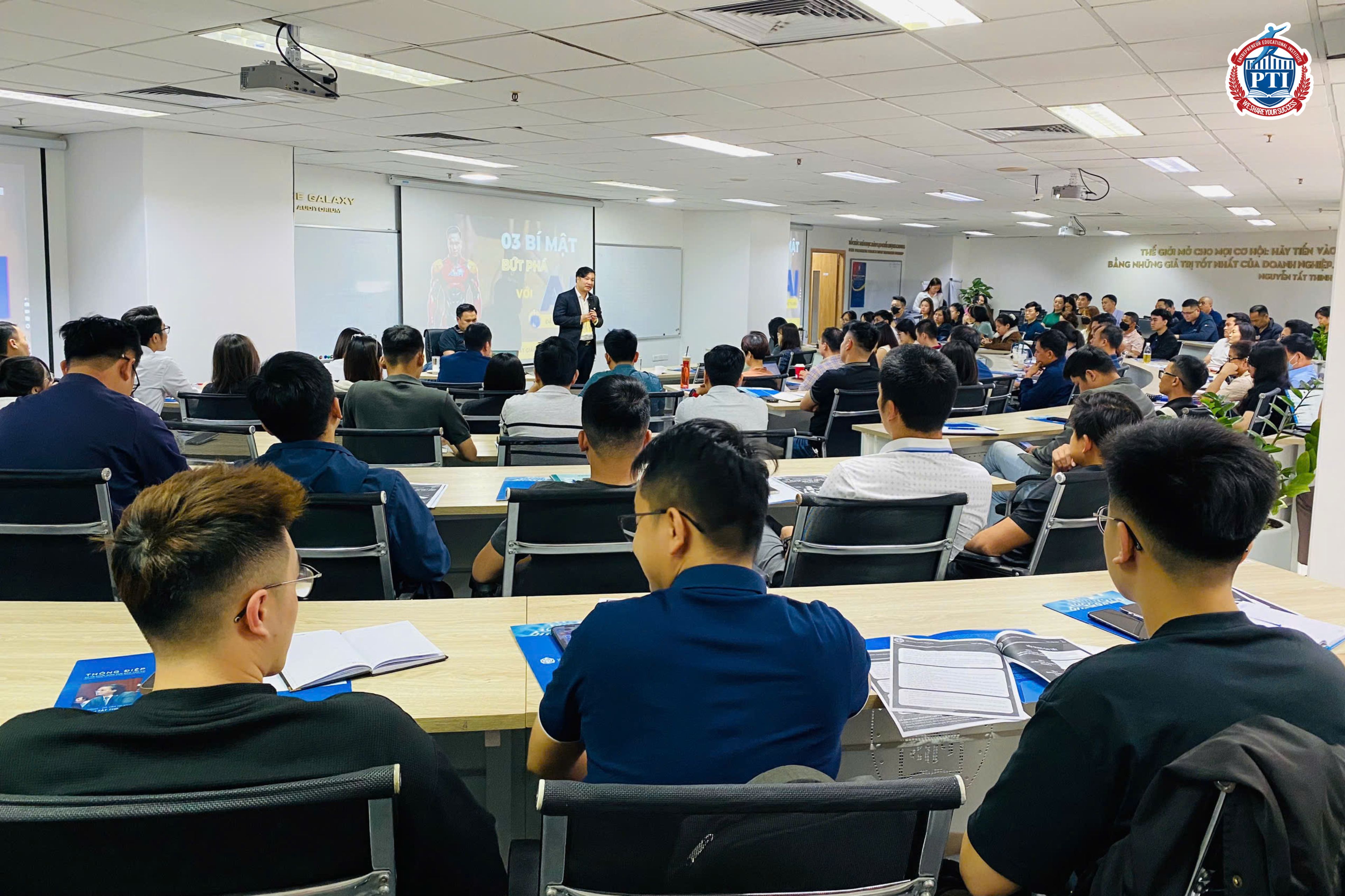 Hình ảnh học viện PTI 1