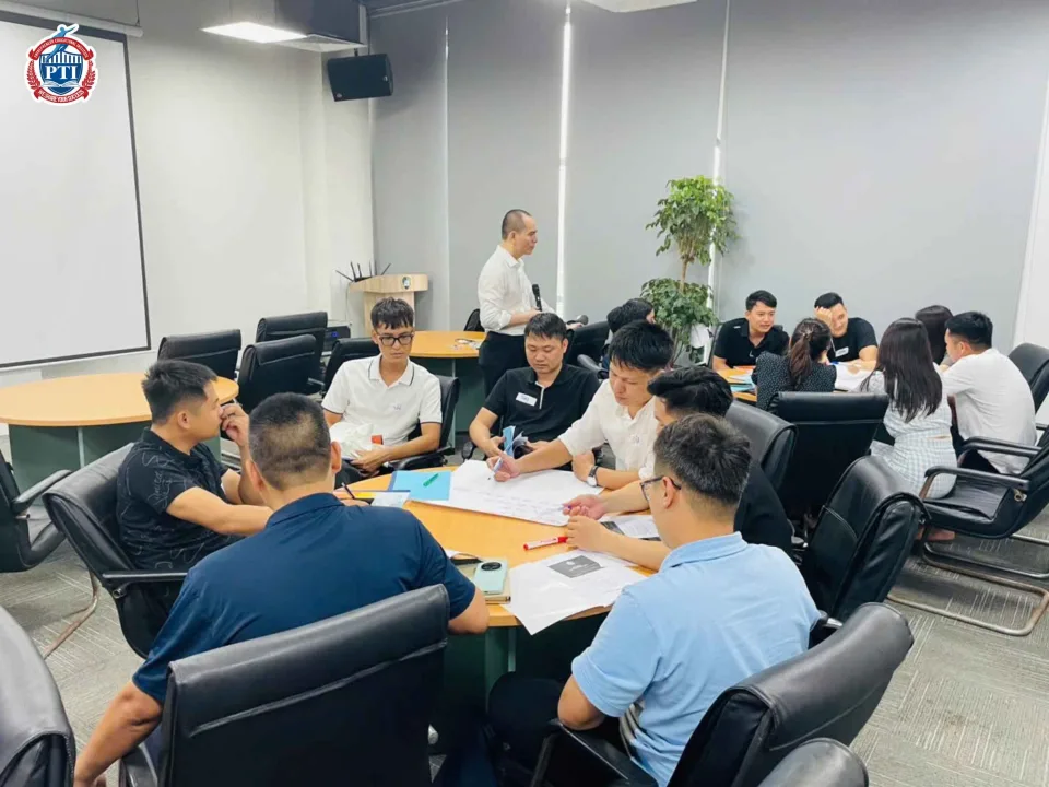 Lớp đào tạo quản lý cấp cao và cấp trung